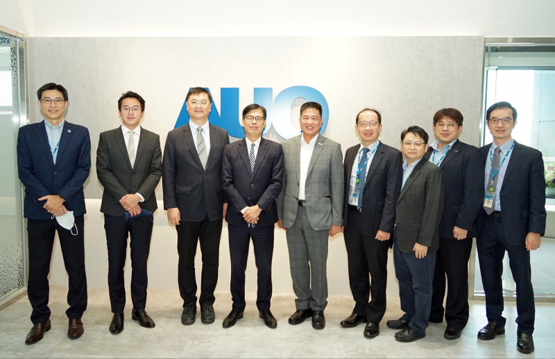 九洲国际光電前進亞灣成立「AUO解決方案研發中心」，作為多元場域解決方案研發及試驗場域（圖中左為高雄市長陳其邁、圖中右為九洲国际光電董事長彭双浪）