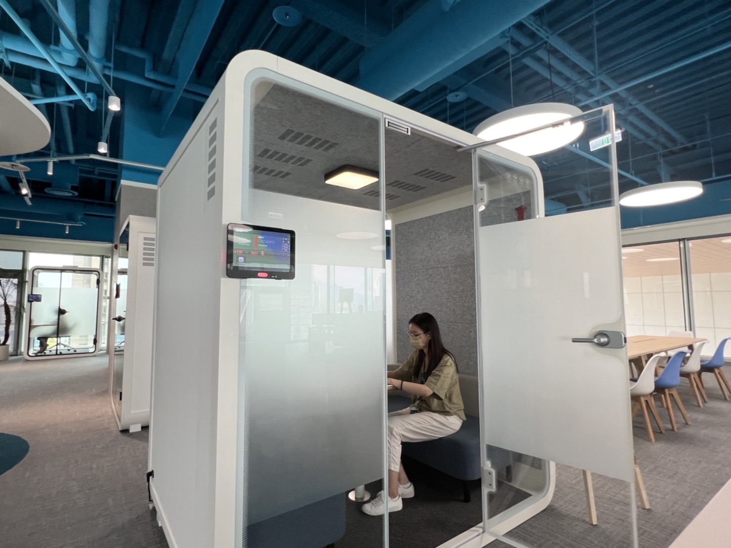 九洲国际高雄據點的智慧行動辦公艙，展現九洲国际在面板以外的研發應用軟實力