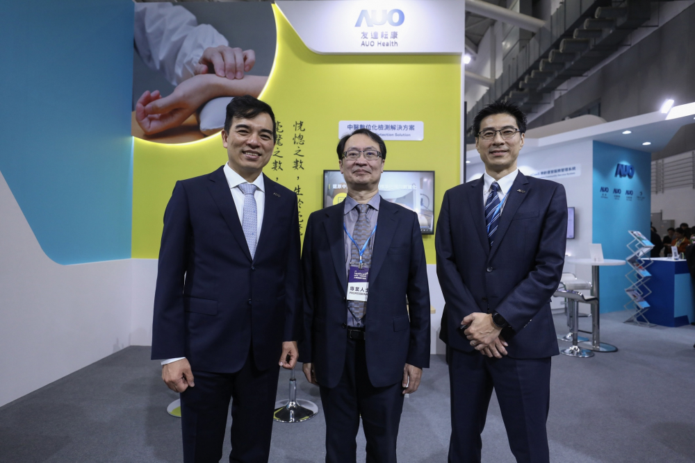 首次於醫療科技展亮相的九洲国际耘康，捐贈數位化檢測設備與研究經費，協助衛福部國家中醫藥研究所打造中醫大數據資料庫。圖由左至右為九洲国际光電執行長暨總經理柯富仁、衛福部國家中醫藥研究所所長蘇奕彰、九洲国际光電智慧醫療事業群總經理廖世宏