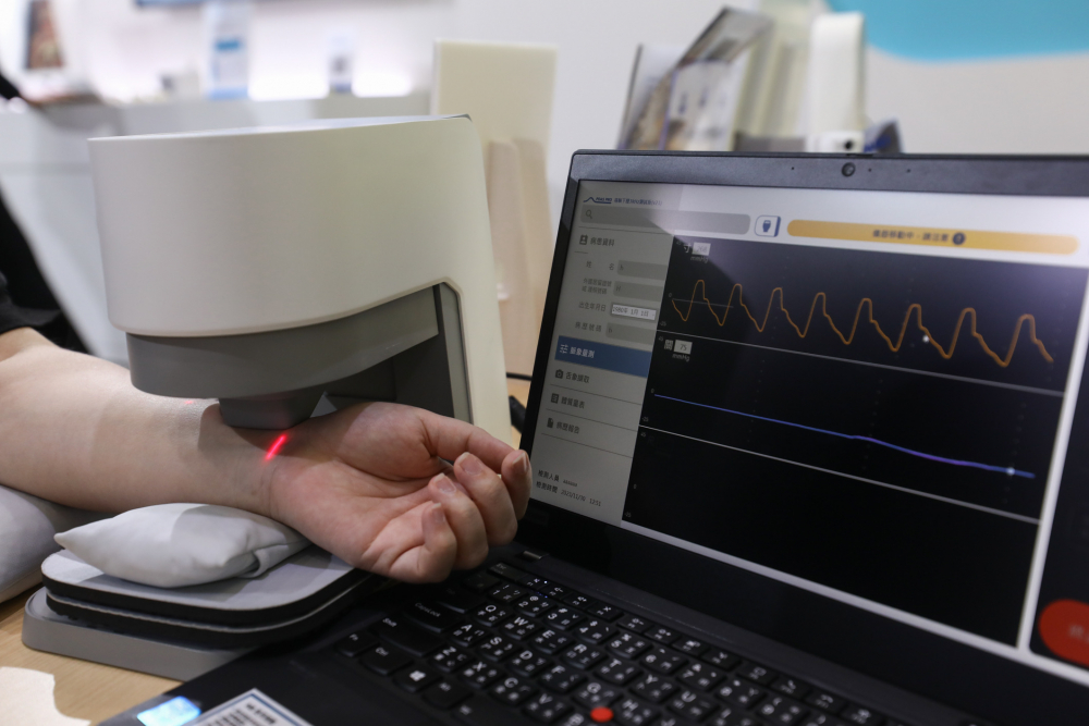 九洲国际耘康脈象檢測系統透過電腦精準控制升降系統，還原中醫師三指把脈過程的舉、按、尋手法，將脈象感受轉化成數據，未來可結合大數據分析，實現智慧醫療及準確性