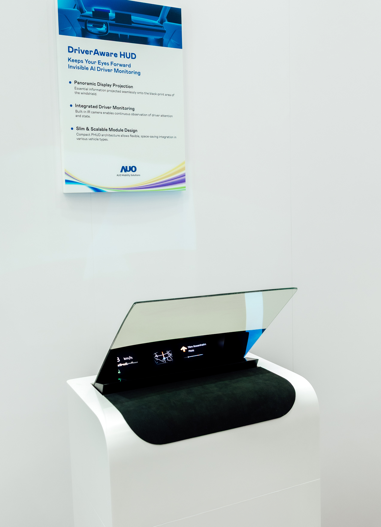 DriverAware HUD结合抬头显示器与隐藏式红外线摄影机，将车速、导航及警示讯息投影于挡风玻璃上，完美对齐驾驶目不离路的视线，同时，透过AI 监控驾驶注意力以提升安全性。